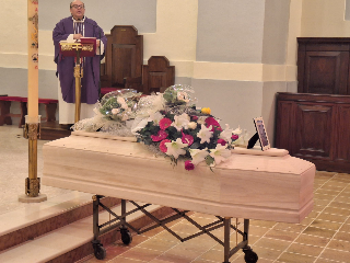 Senigallia – Ultimo saluto a Franco Amoroso, il parroco don Aldo: “Non sei solo”